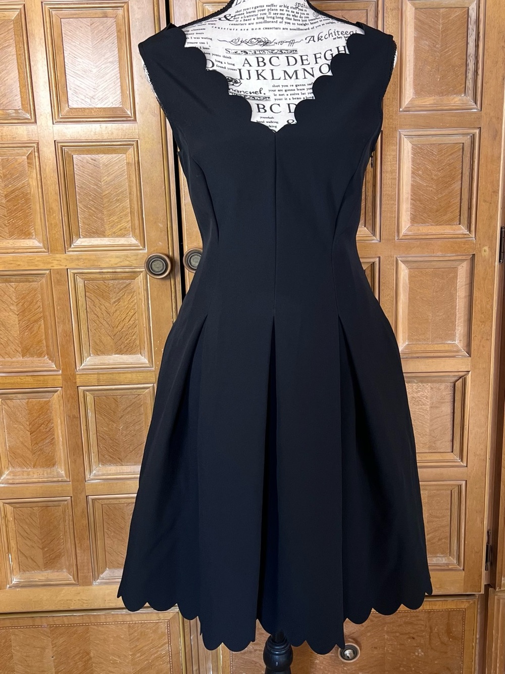 Elegant Black Scallop V-Neck A-Line Dress Banana Republic Elastane size 2